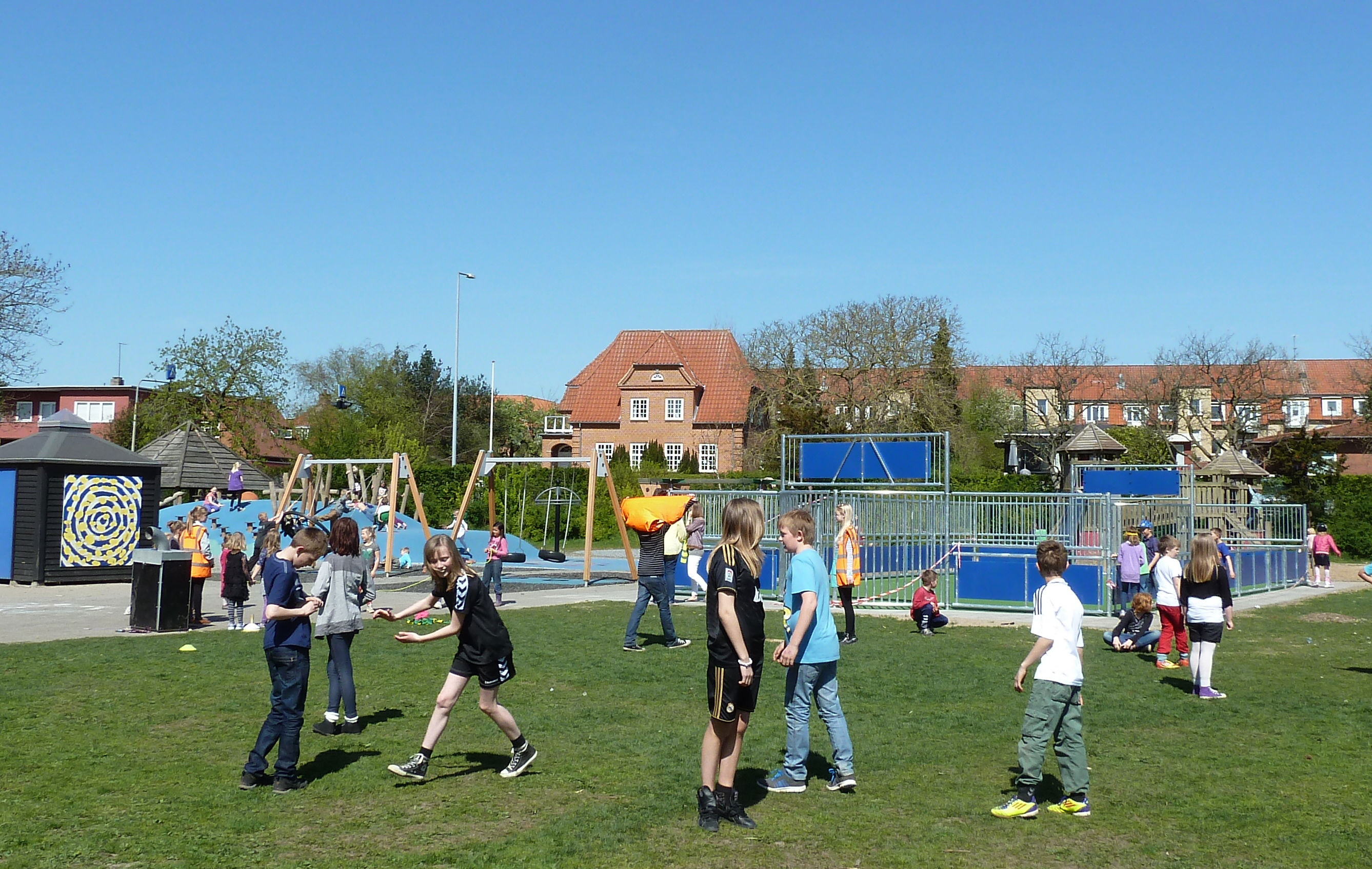 Børn leger på Hobrovejens skoles legeplads