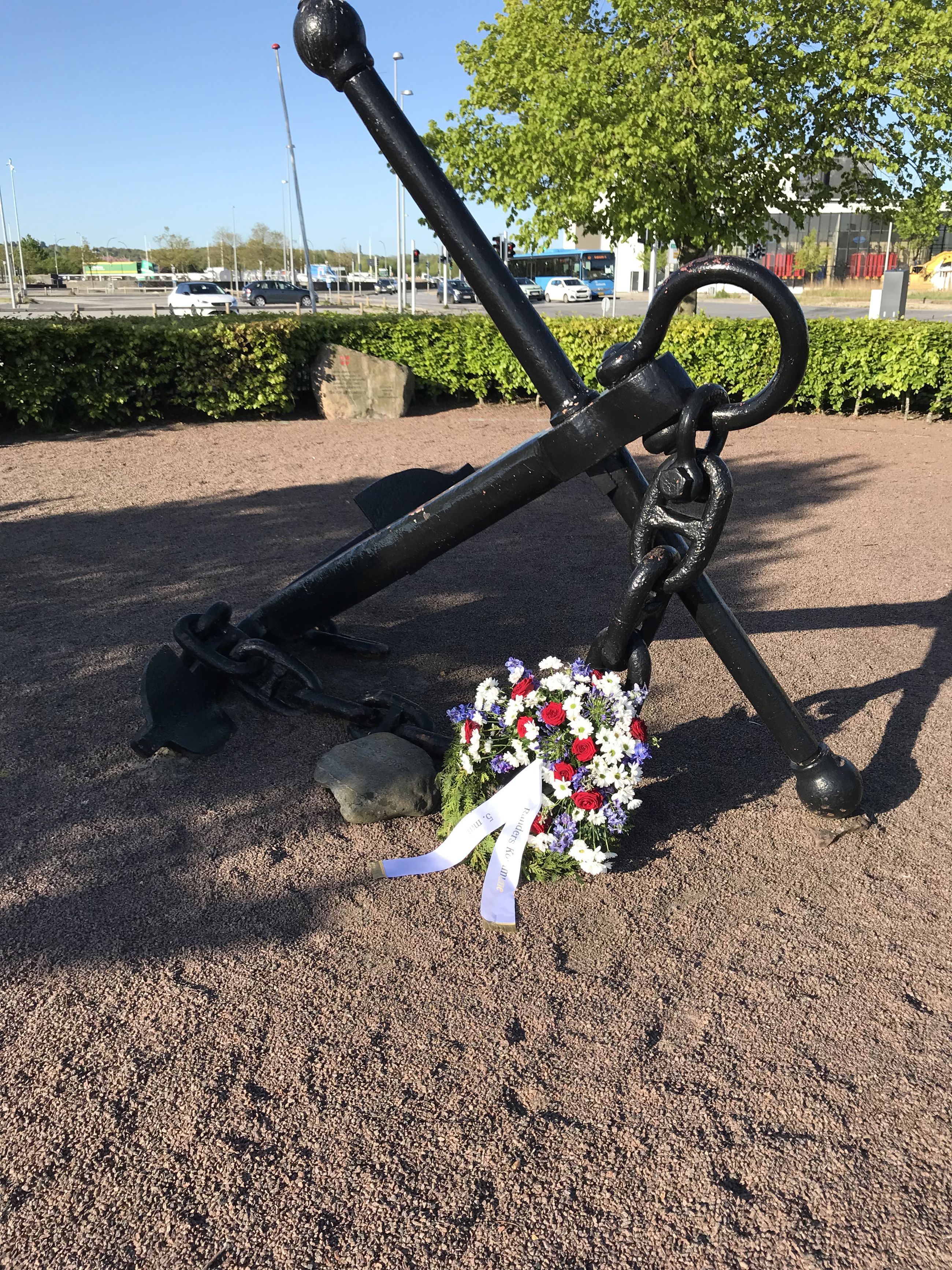 Krans ved mindeankeret på Randers Havn
