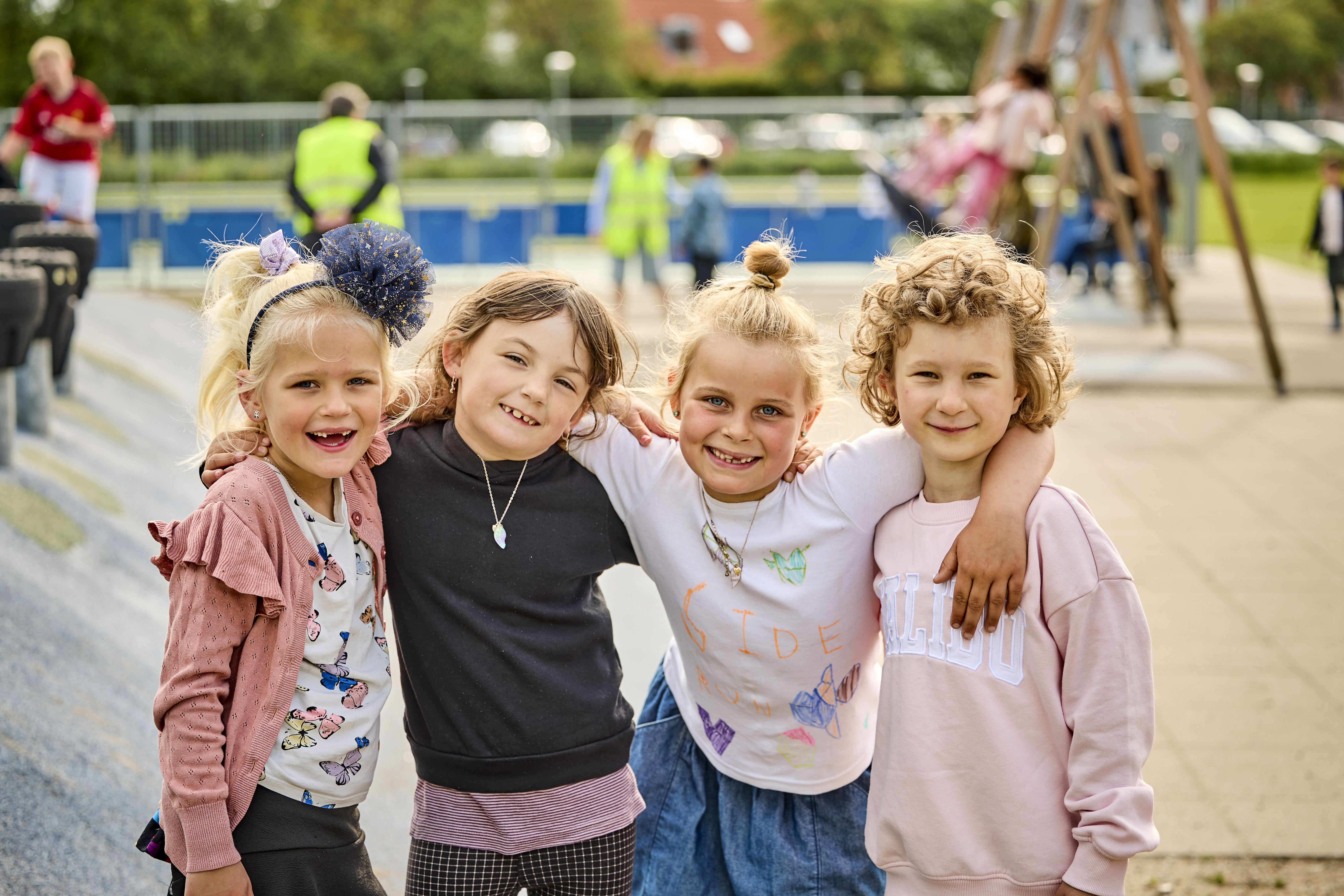 Børn på legepladsen på Hobrovejens Skole