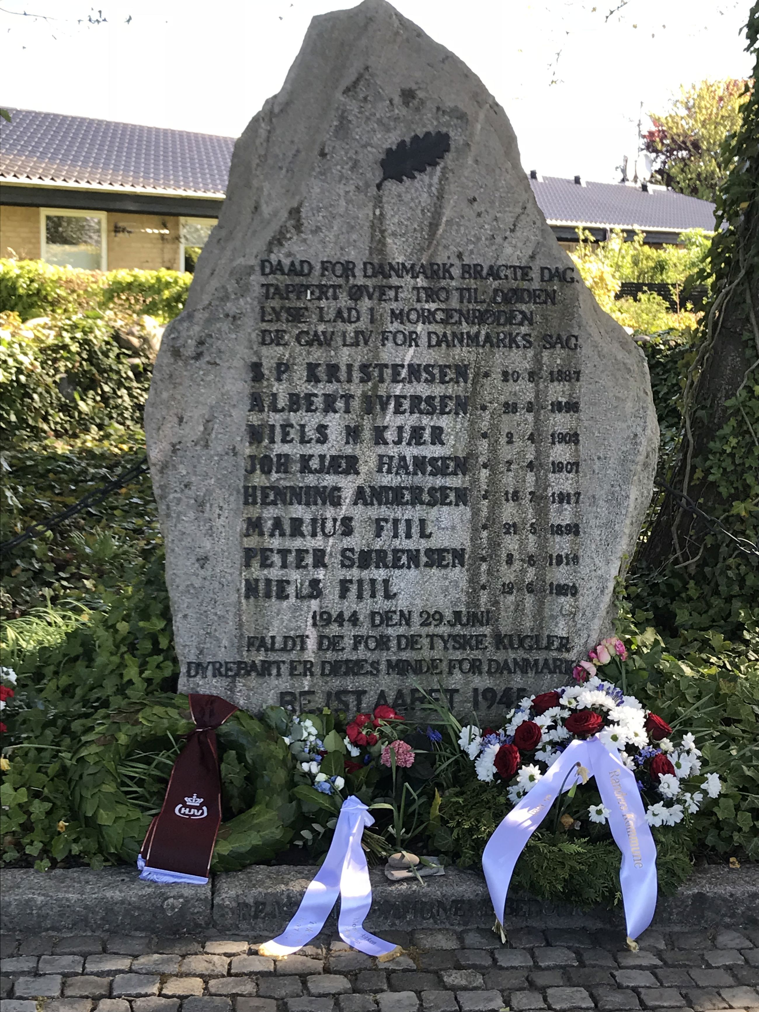 Kranse ved Mindelunden i Hvidsten