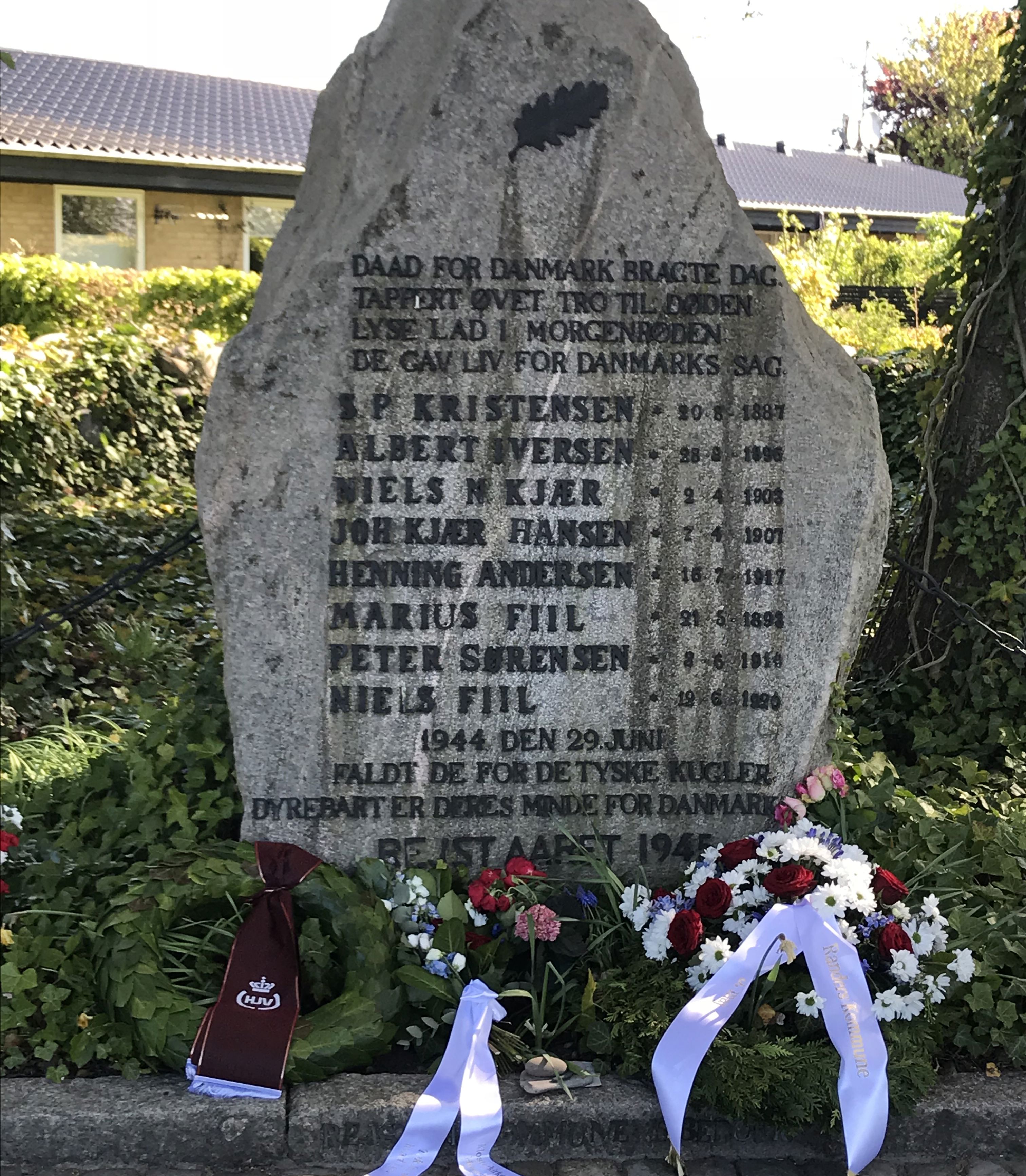 Kranse ved Mindelunden i Hvidsten