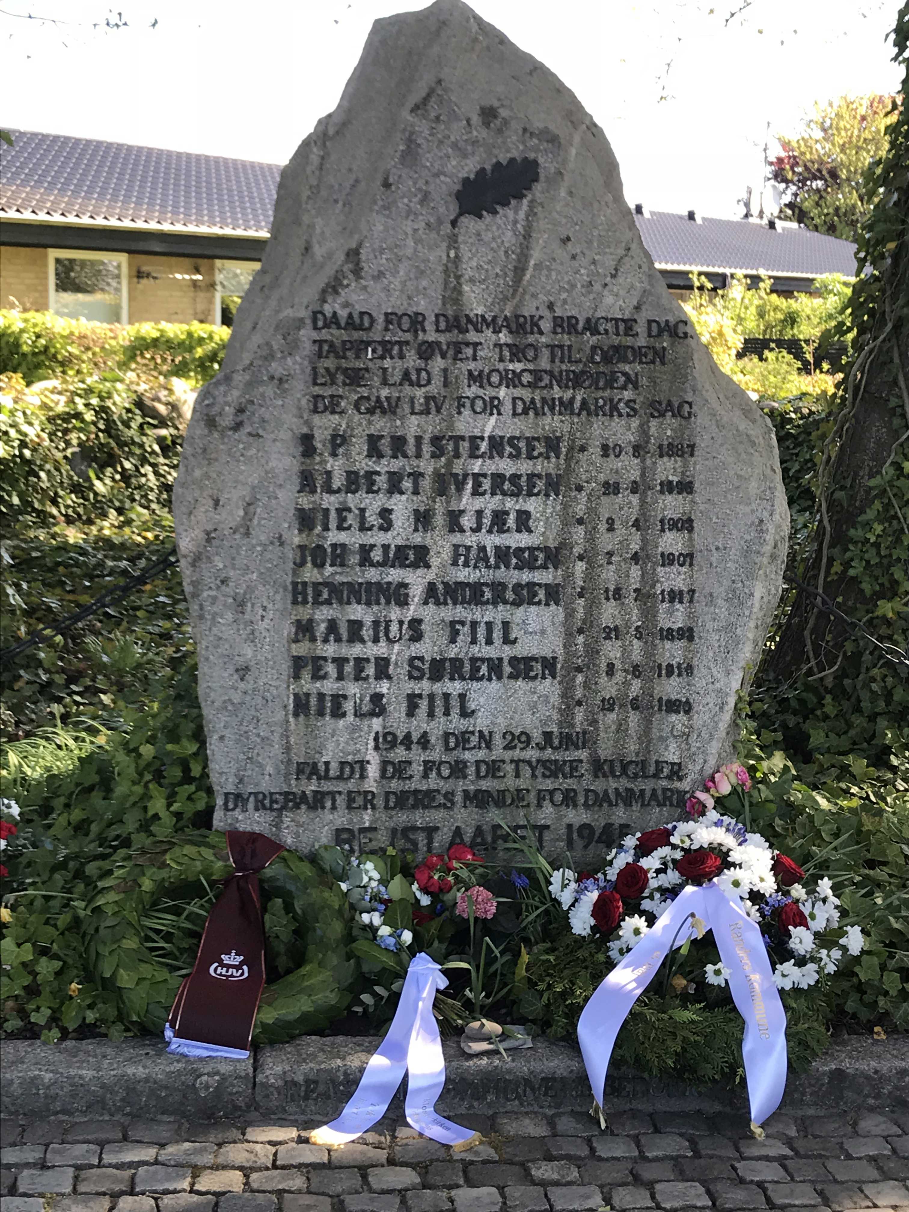 Kranse ved Mindelunden i Hvidsten