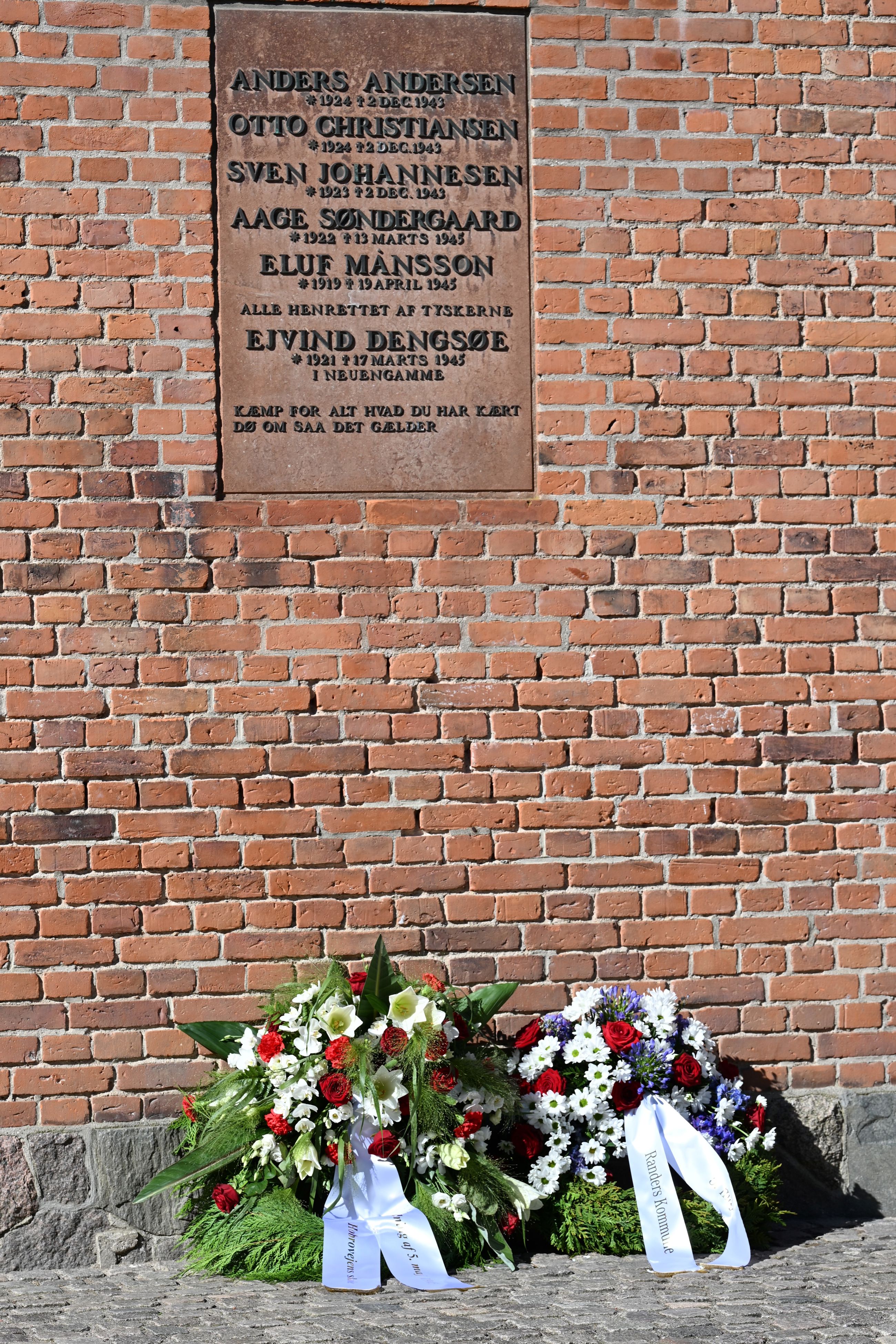 De to kranse fra Hobrovejens Skole og Randers Kommune ved mindepladen på Hobrovejens Skole