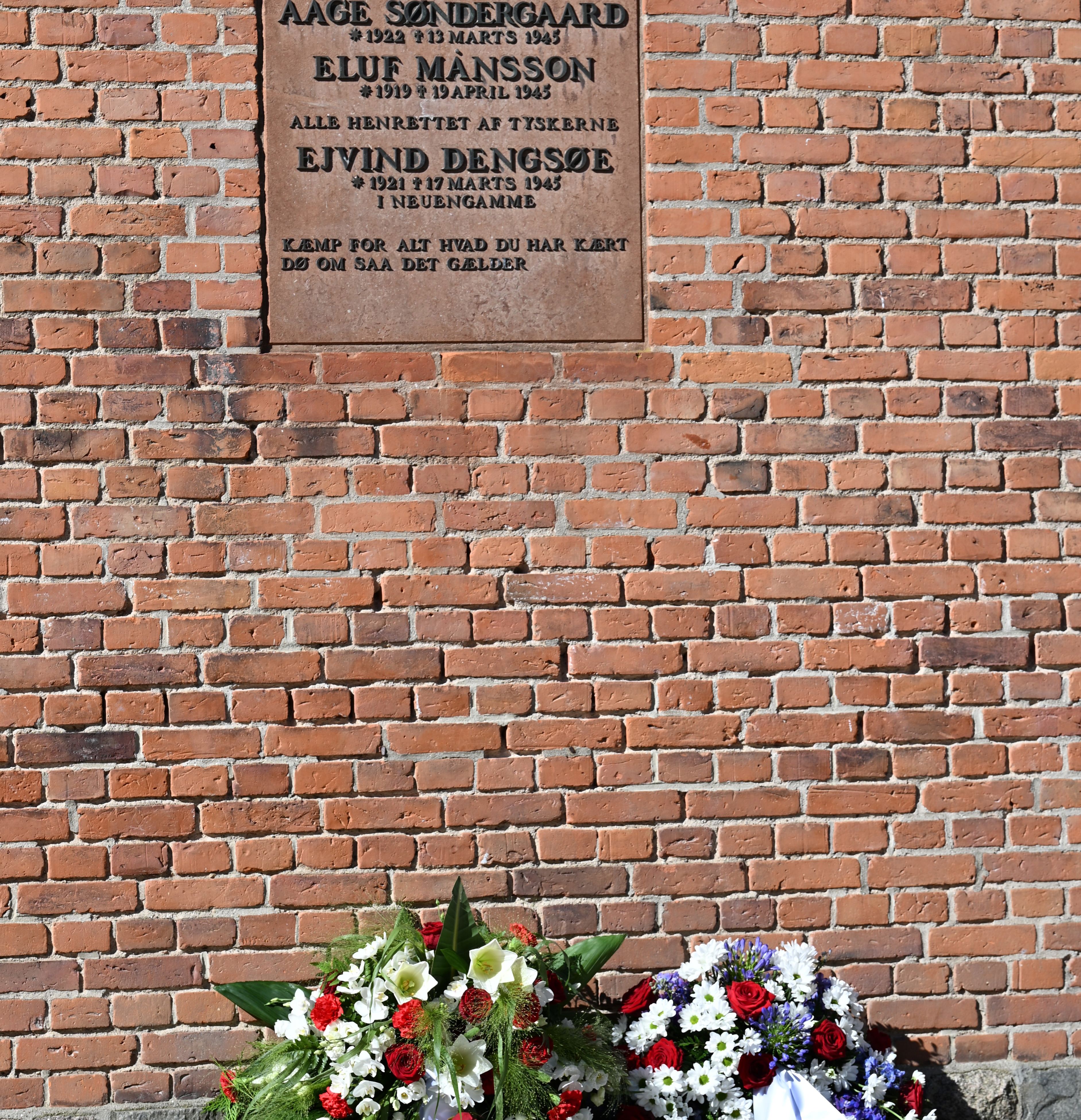 De to kranse fra Hobrovejens Skole og Randers Kommune ved mindepladen på Hobrovejens Skole