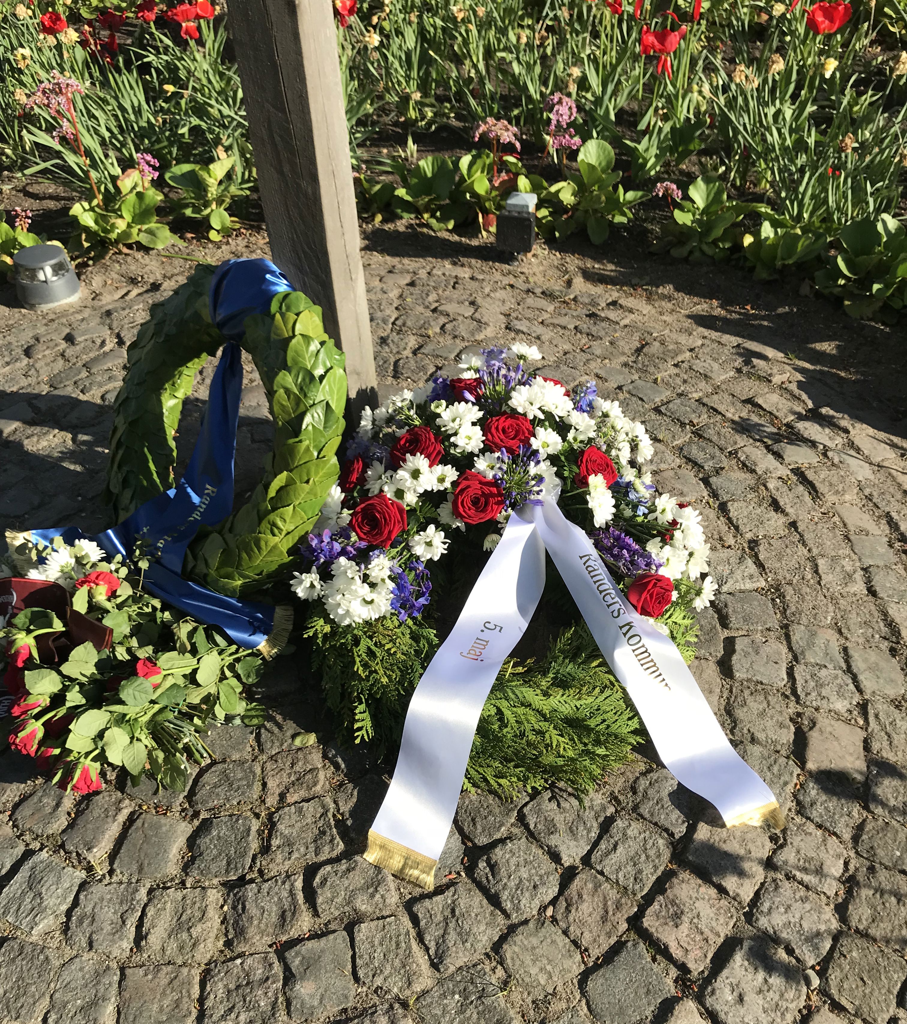 Kranse ved mindelunden på Kristrup Engvej 3