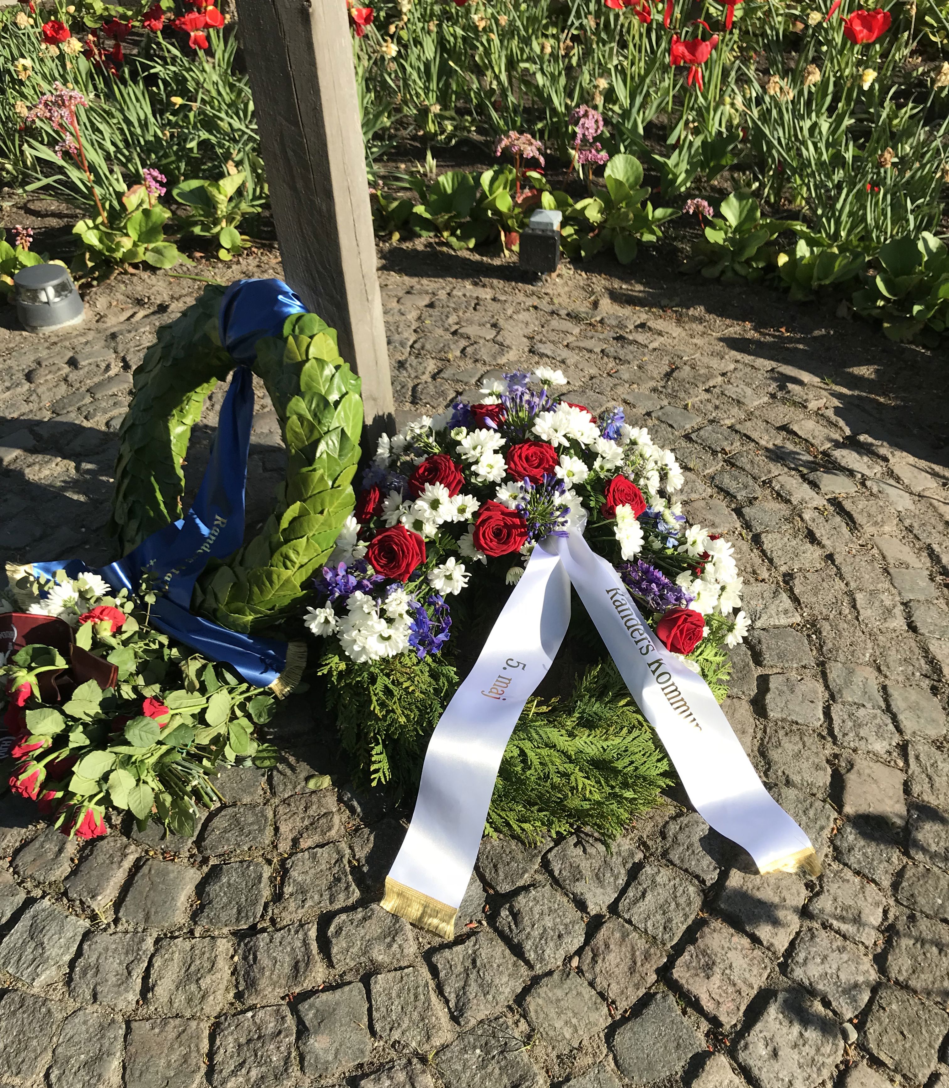 Kranse ved mindelunden på Kristrup Engvej 3