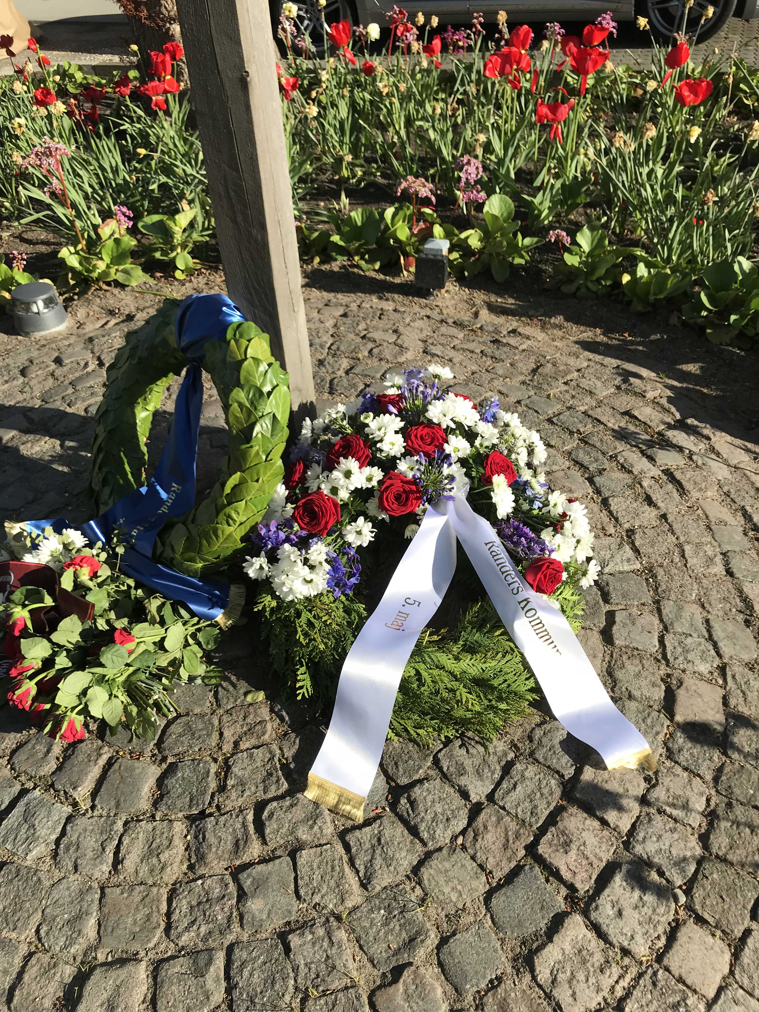 Kranse ved mindelunden på Kristrup Engvej 3