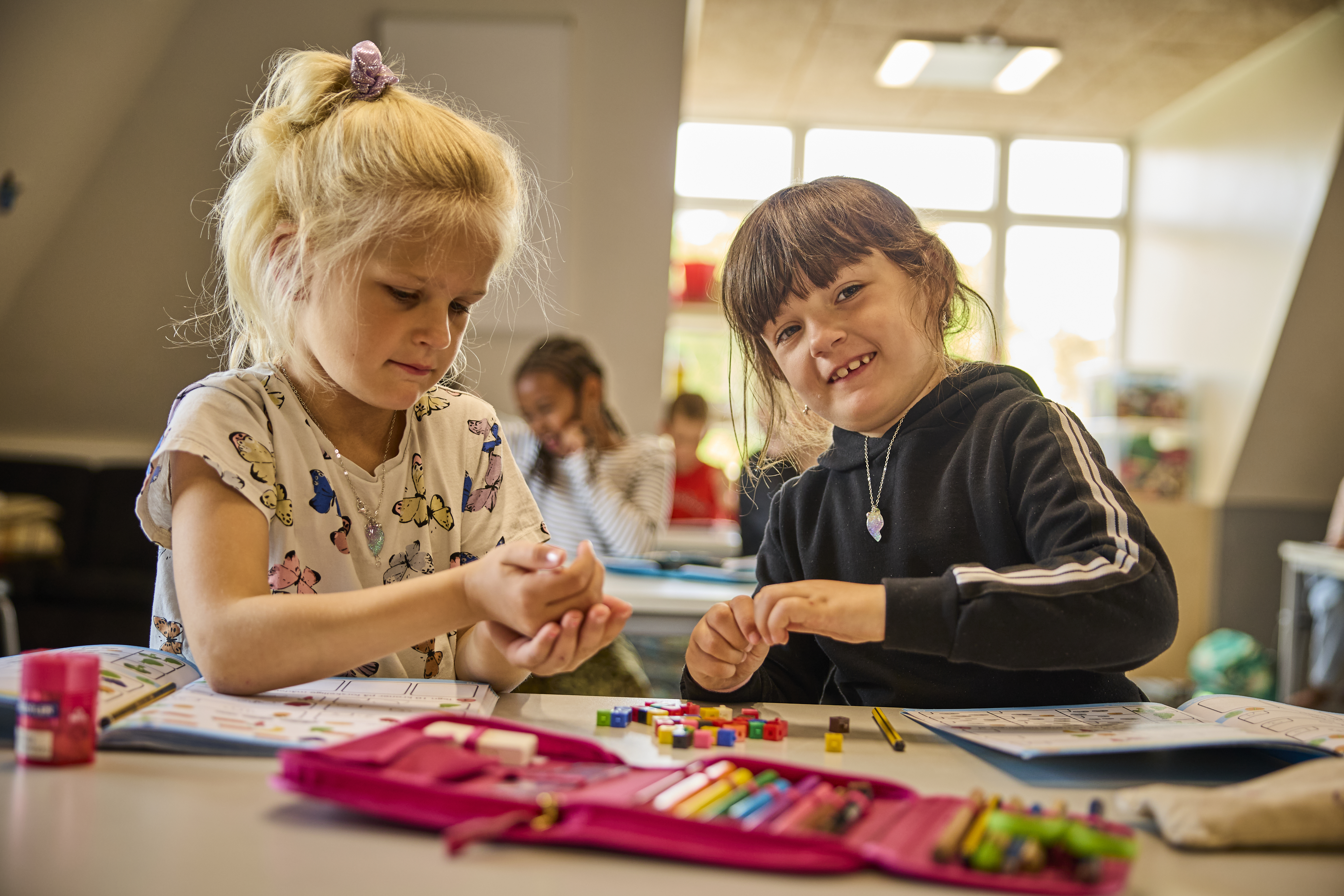To piger bygger med klodser på Hobrovejens Skole
