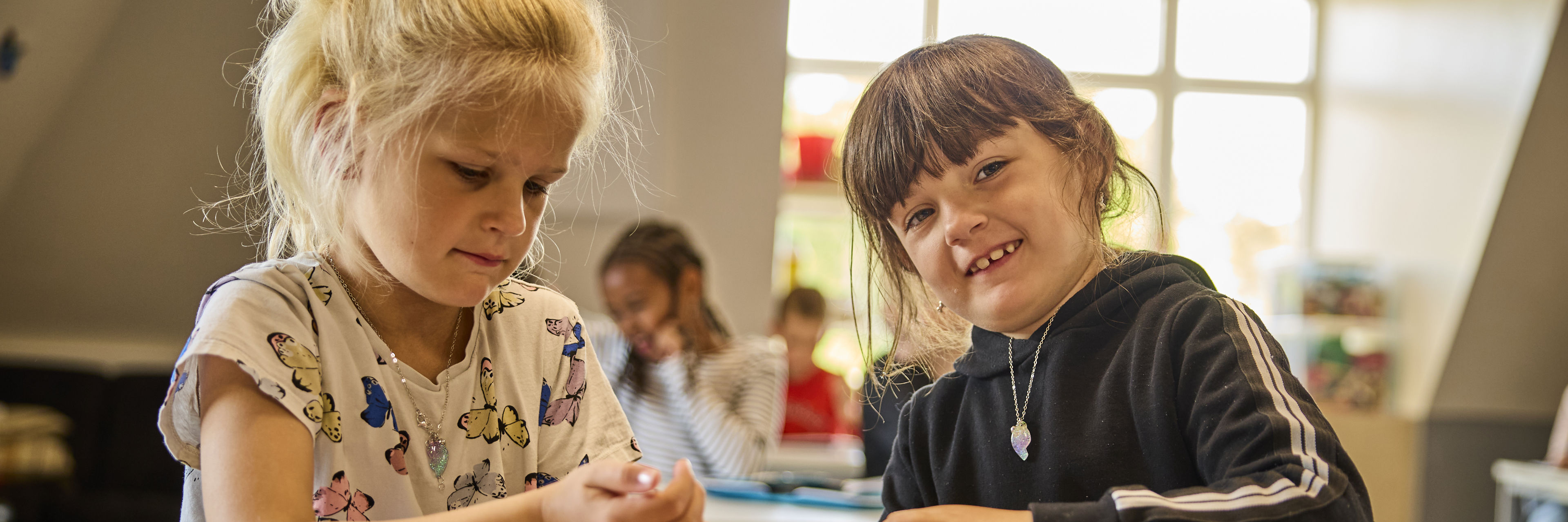 To piger bygger med klodser på Hobrovejens Skole