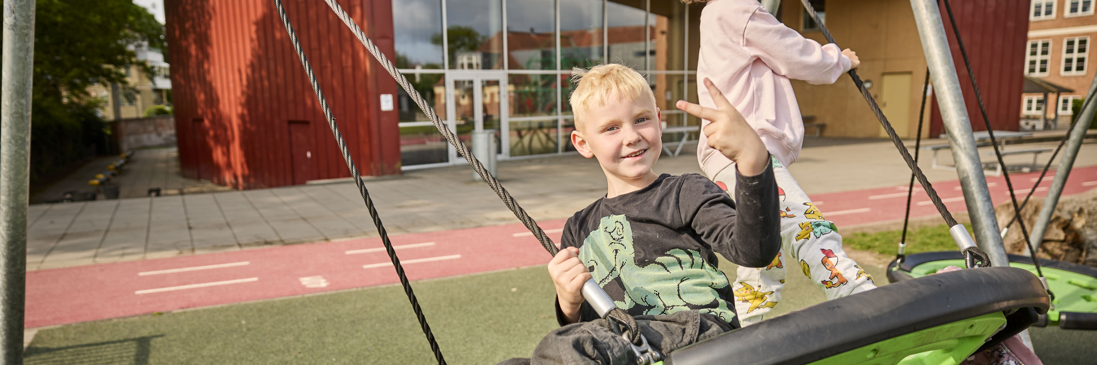Børn gynger på Hobrovejens Skole