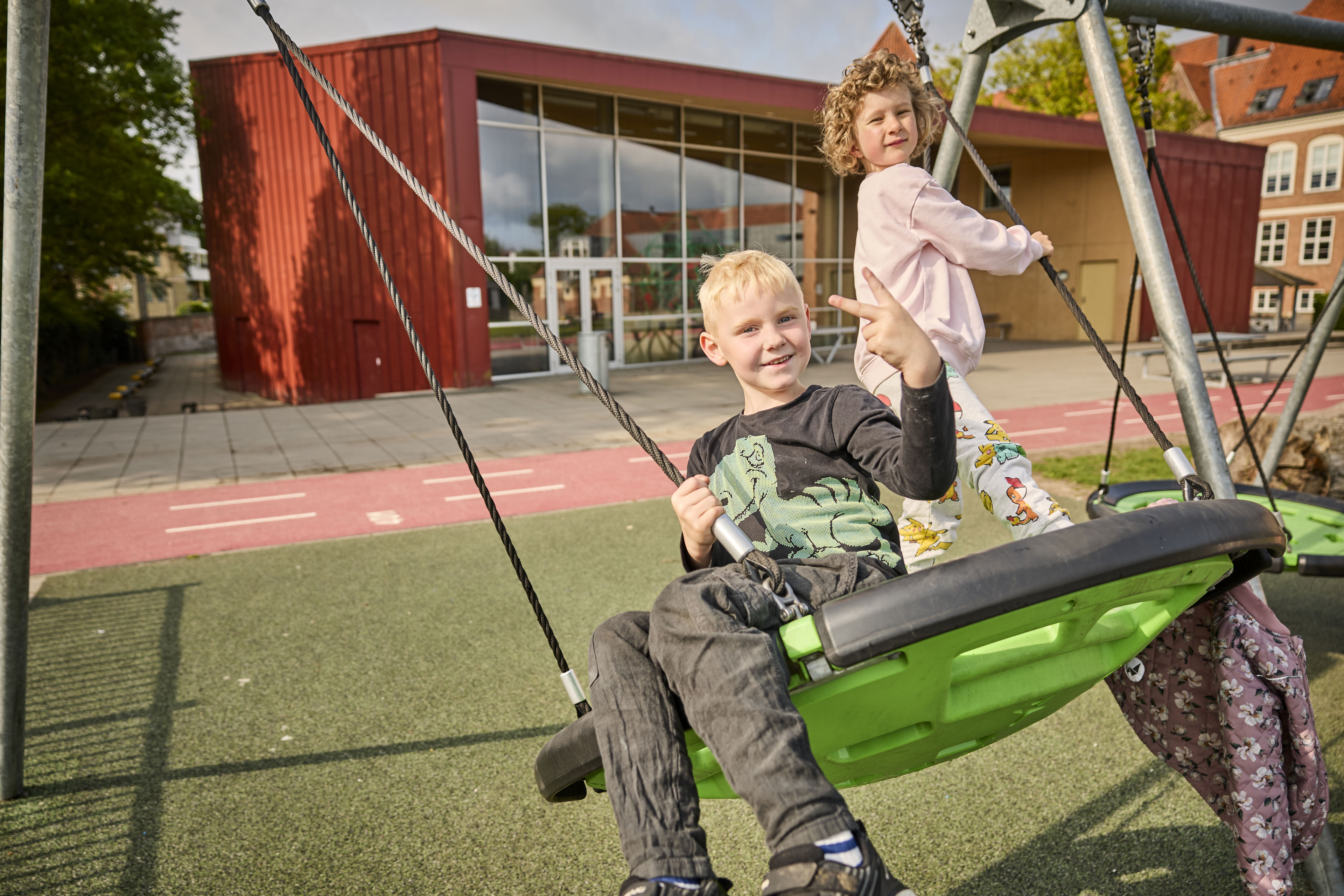 Børn gynger på Hobrovejens Skole