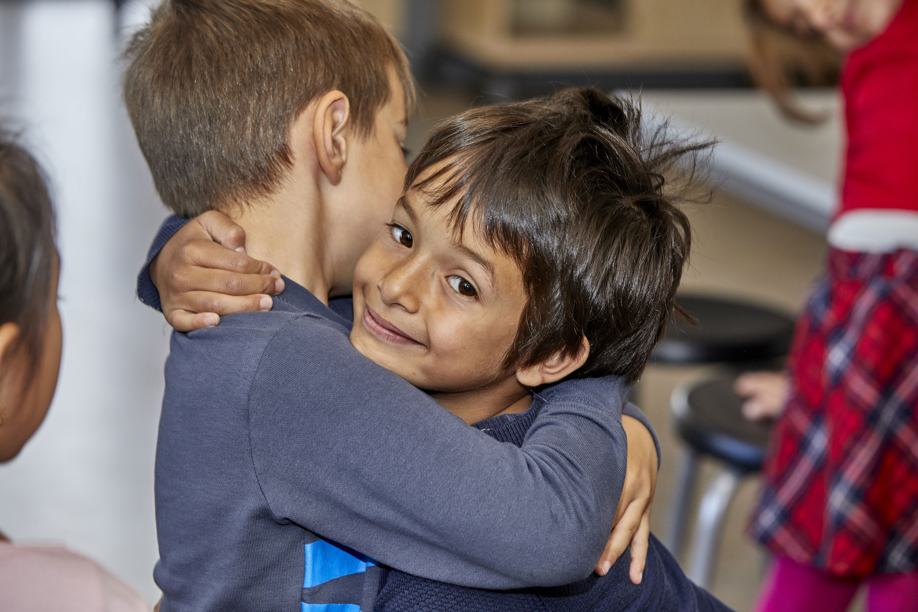 Børn krammer