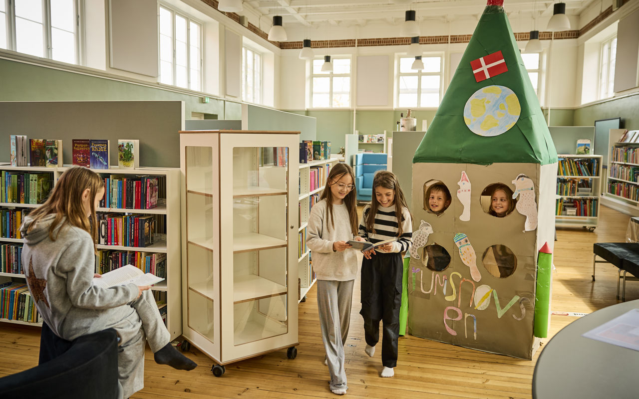 Børn på biblioteket på Hobrovejens Skole