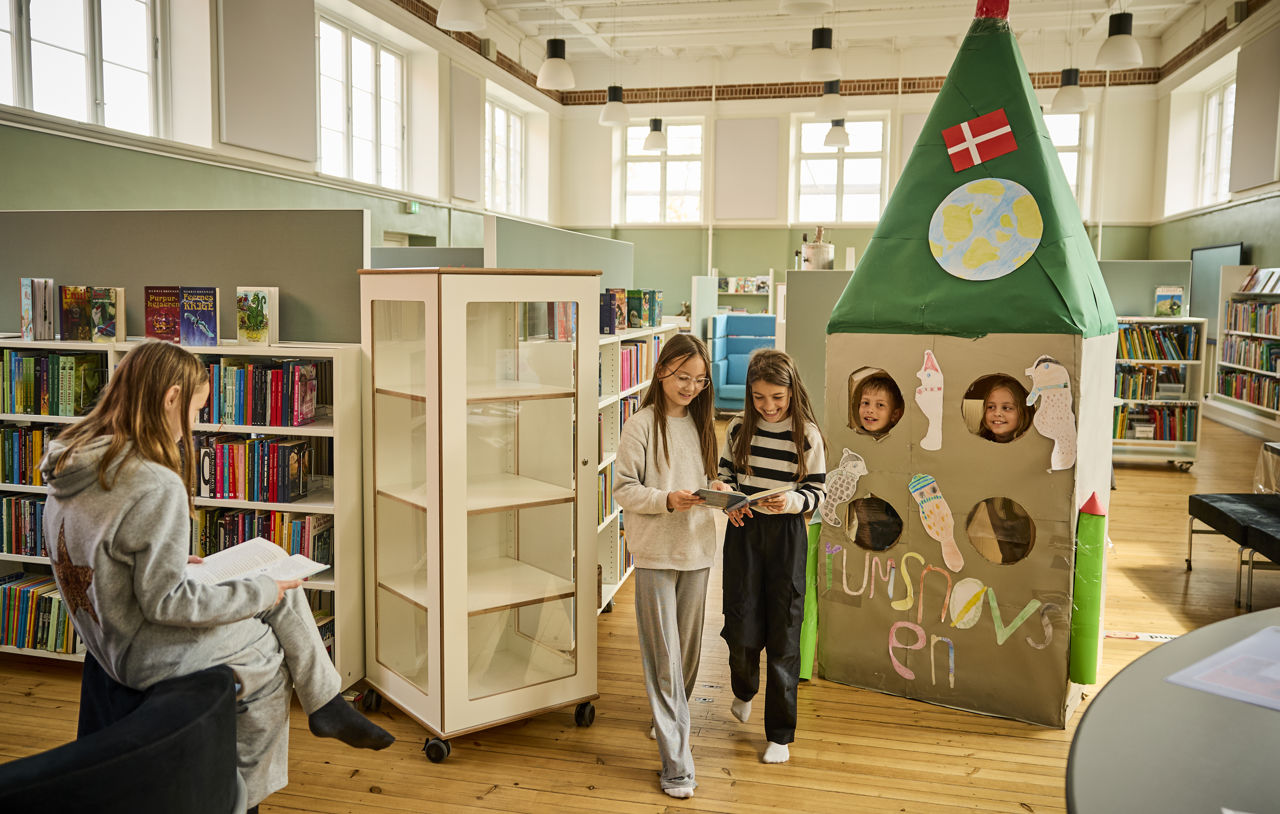 Børn på biblioteket på Hobrovejens Skole