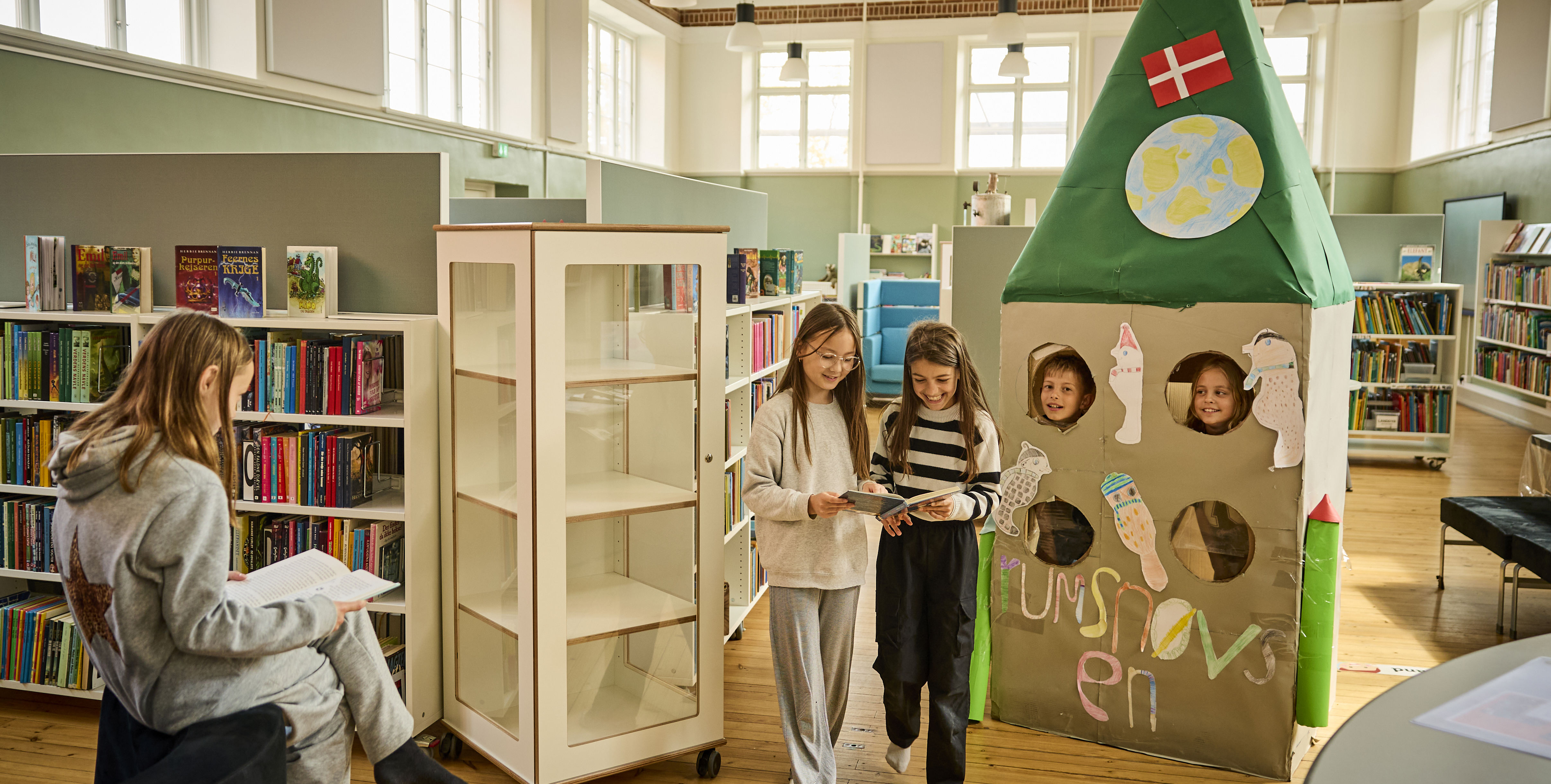 Børn på biblioteket på Hobrovejens Skole
