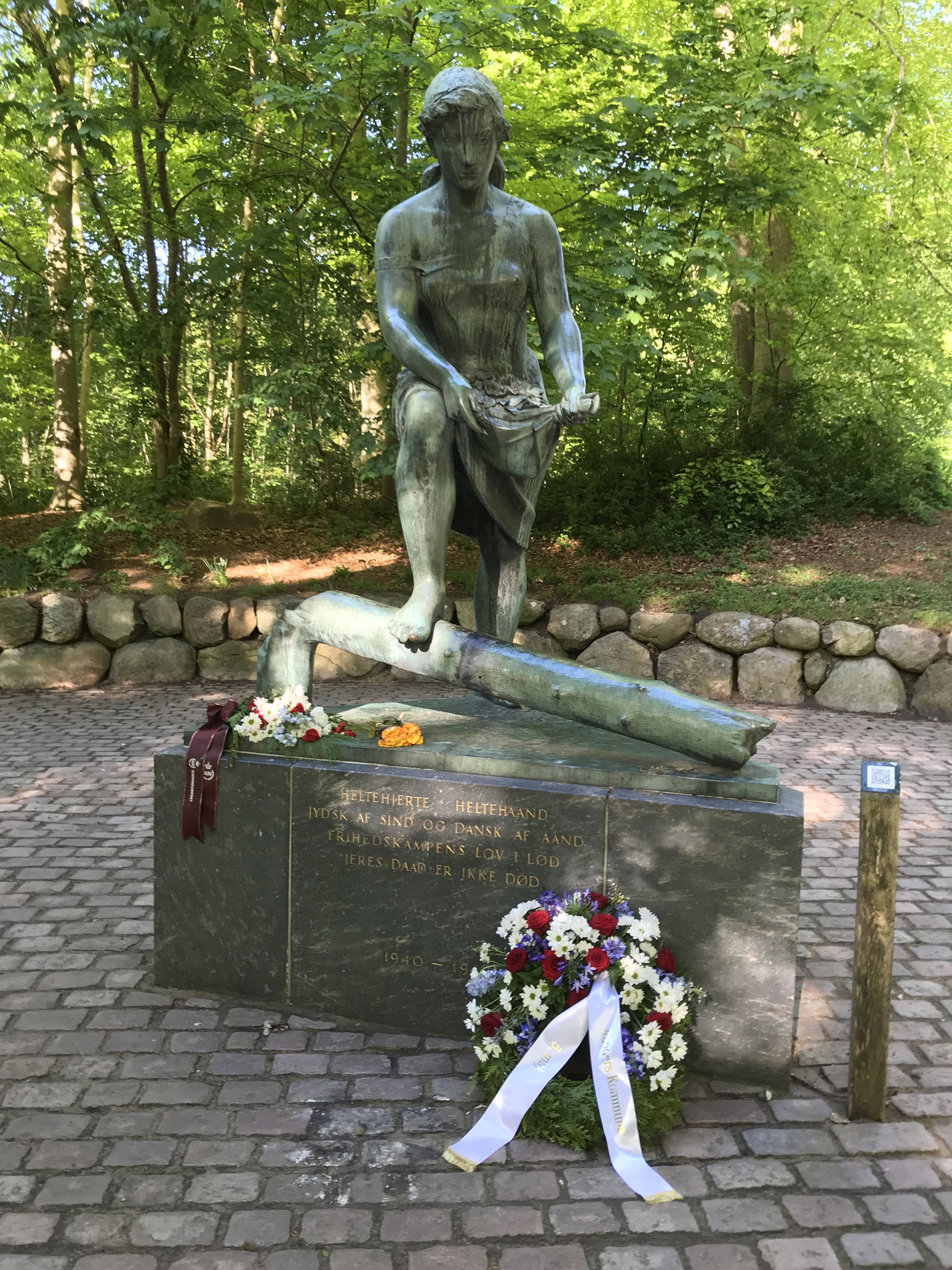 Krans og blomster ved frihedsmonumentet ved Skovbakken