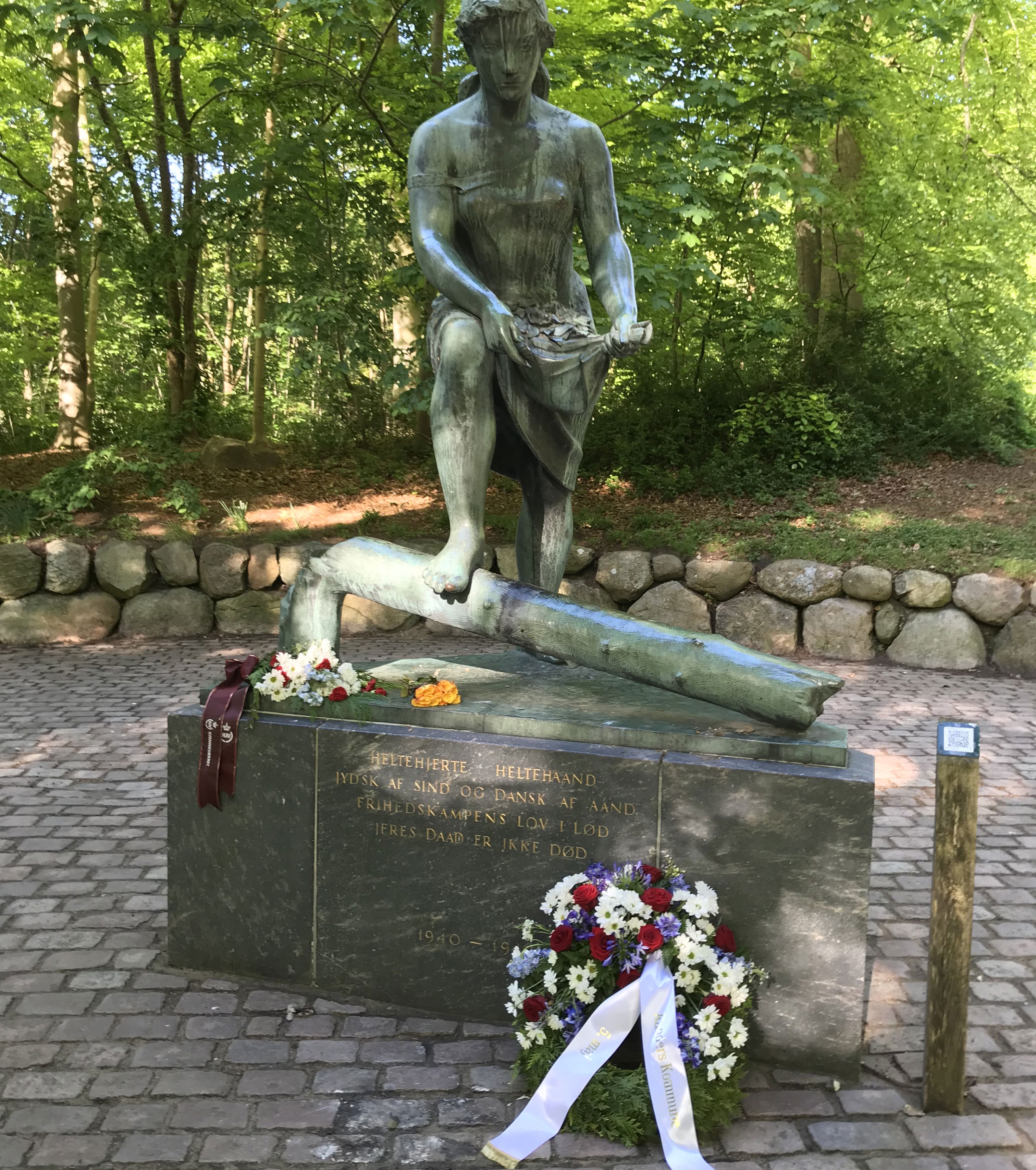 Krans og blomster ved frihedsmonumentet ved Skovbakken