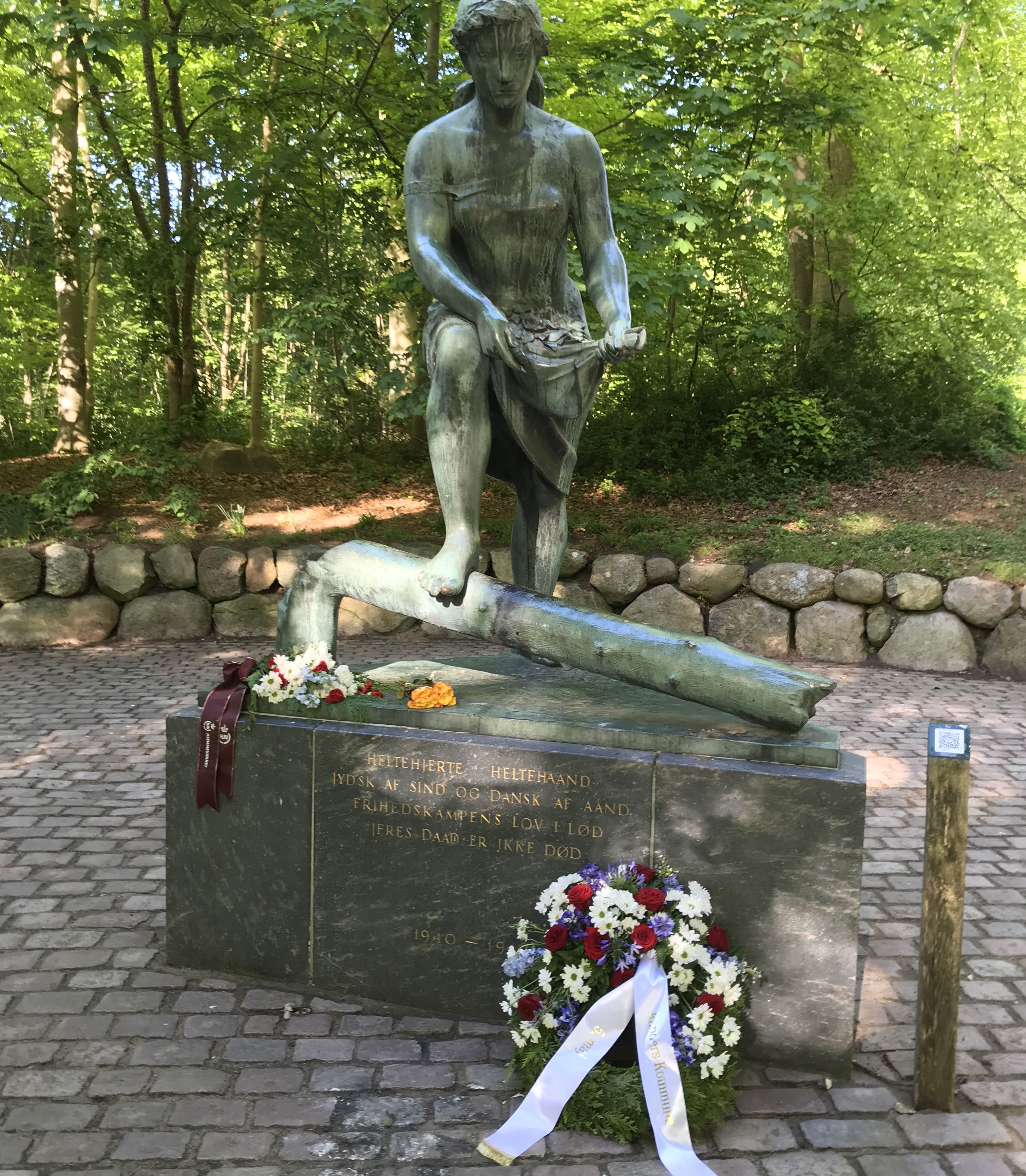 Krans og blomster ved frihedsmonumentet ved Skovbakken
