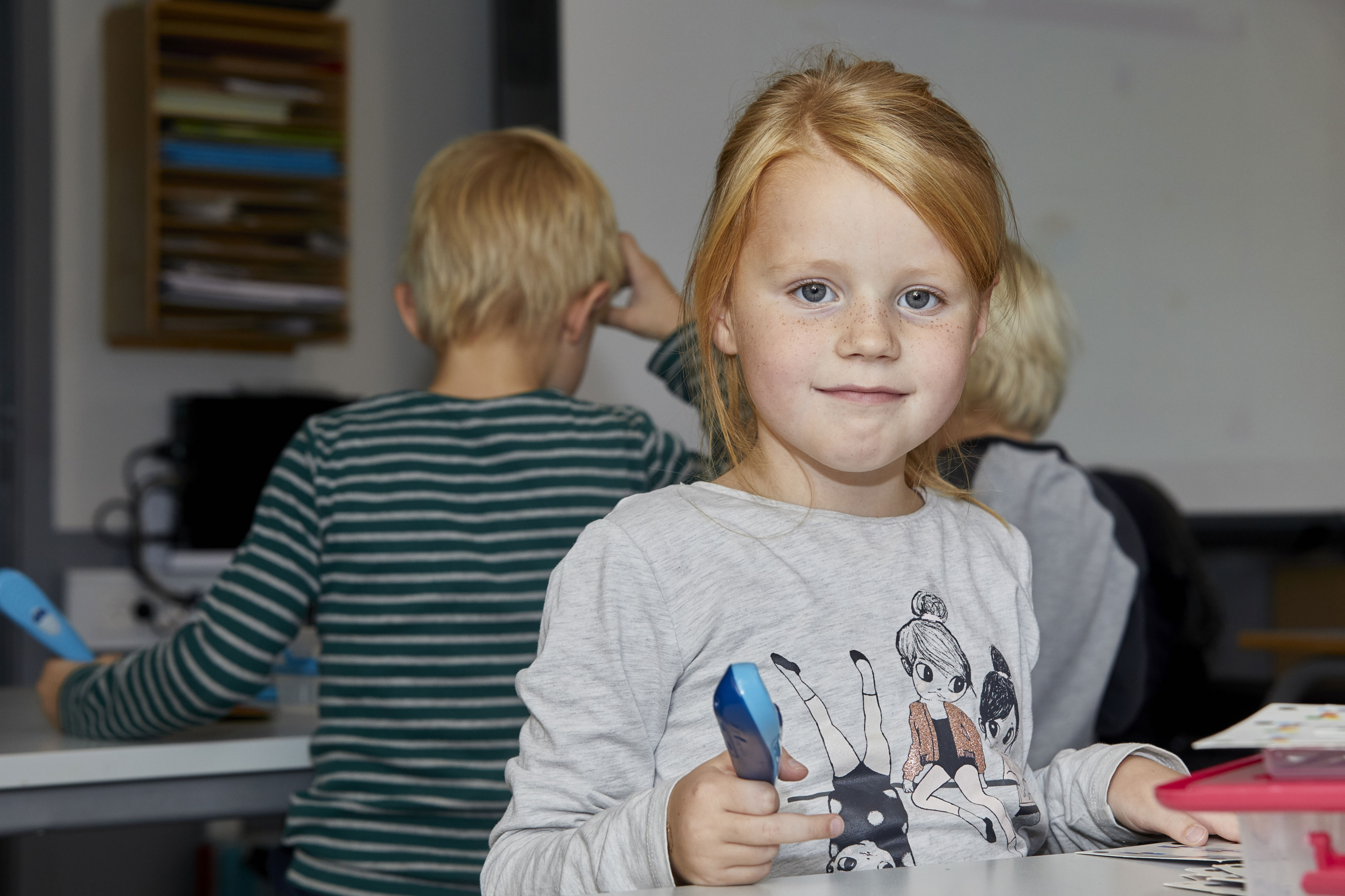 Pige sidder i klasselokale