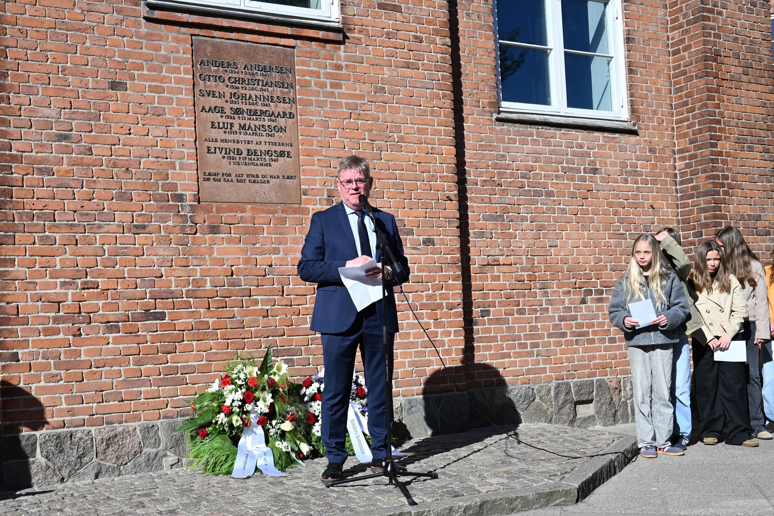 Borgmester Torben Hansen holder tale for børnene på Hobrovejens Skole