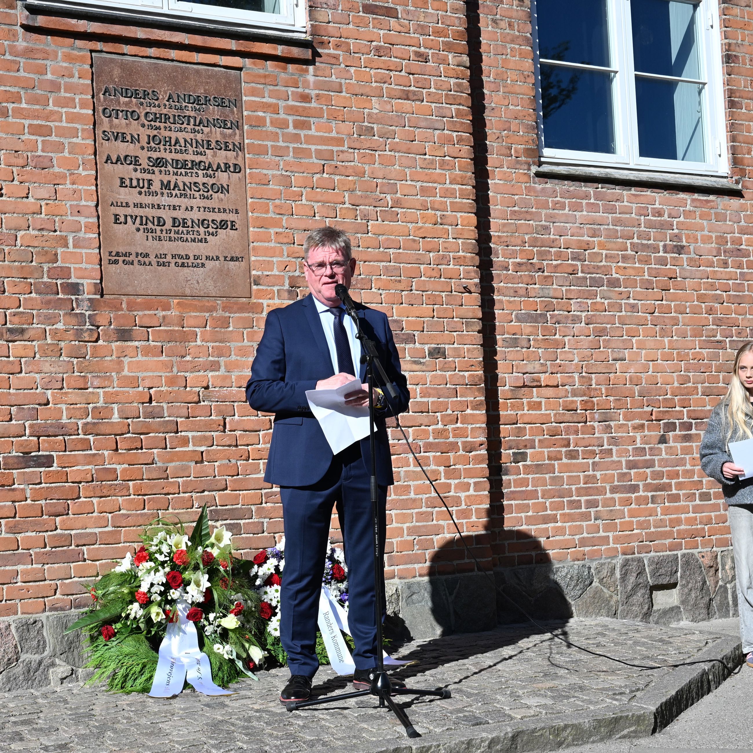 Borgmester Torben Hansen holder tale for børnene på Hobrovejens Skole